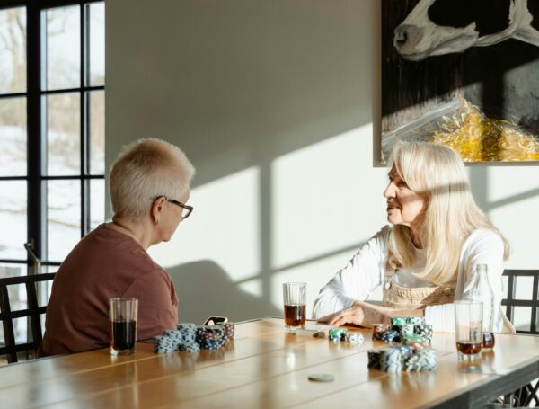 Les jeux de société à domicile : bien plus qu’un divertissement pour les personnes âgées