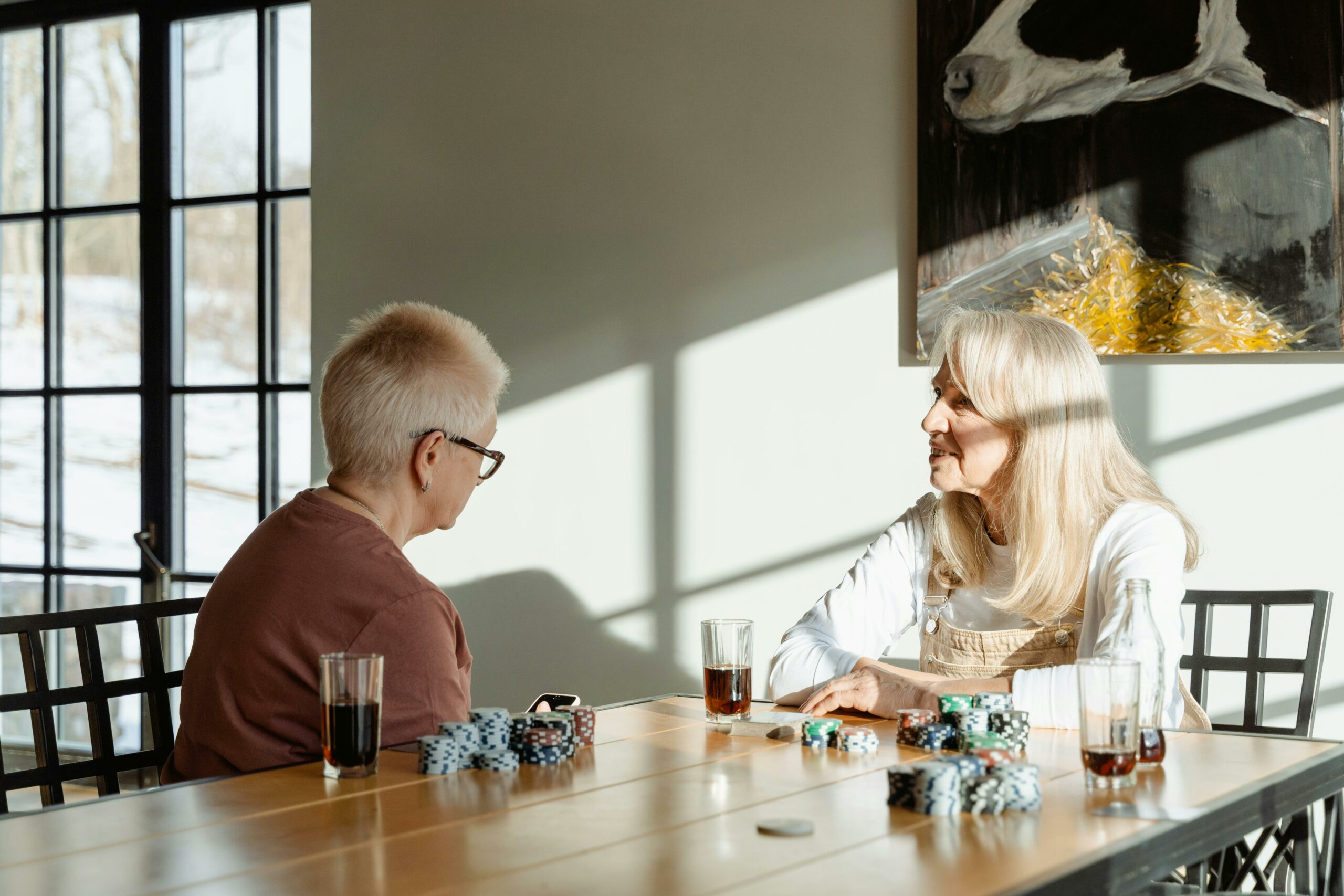Les jeux de société à domicile : bien plus qu’un divertissement pour les personnes âgées