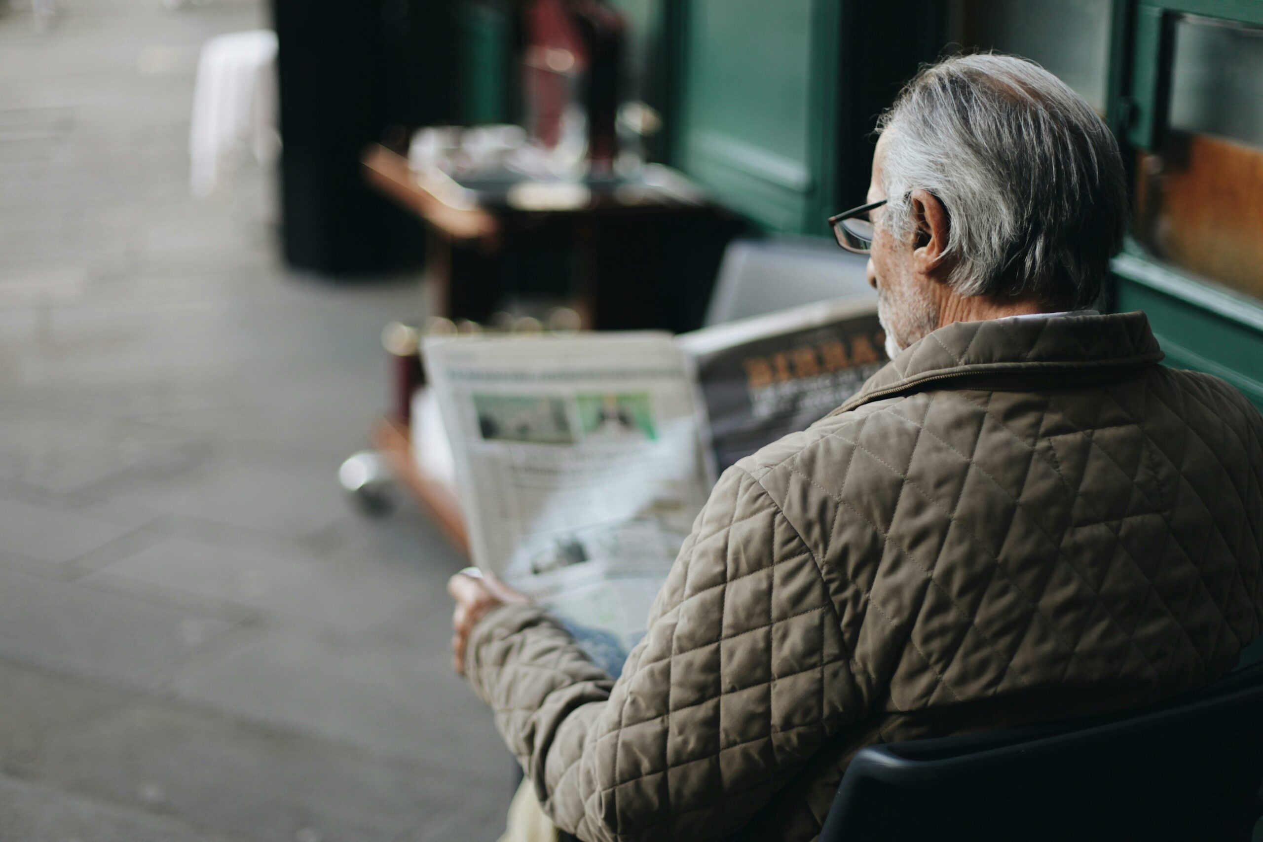 Stimuler la mémoire à domicile : un geste simple pour préserver bien plus que les souvenirs