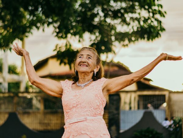 Comment choisir l’activité idéale pour son parent âgé à domicile ?